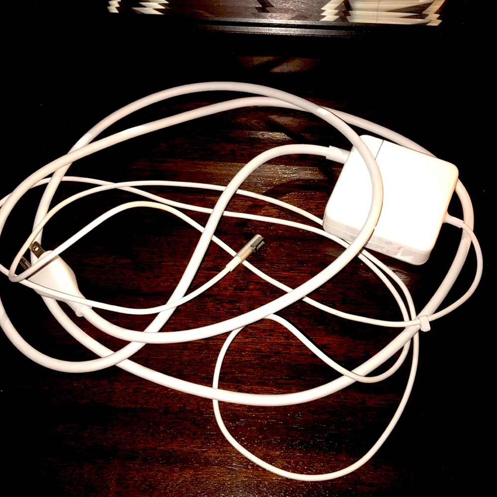 BRAND NEW APPLE MACBOOK CHARGER!!!! NEVER USED!!